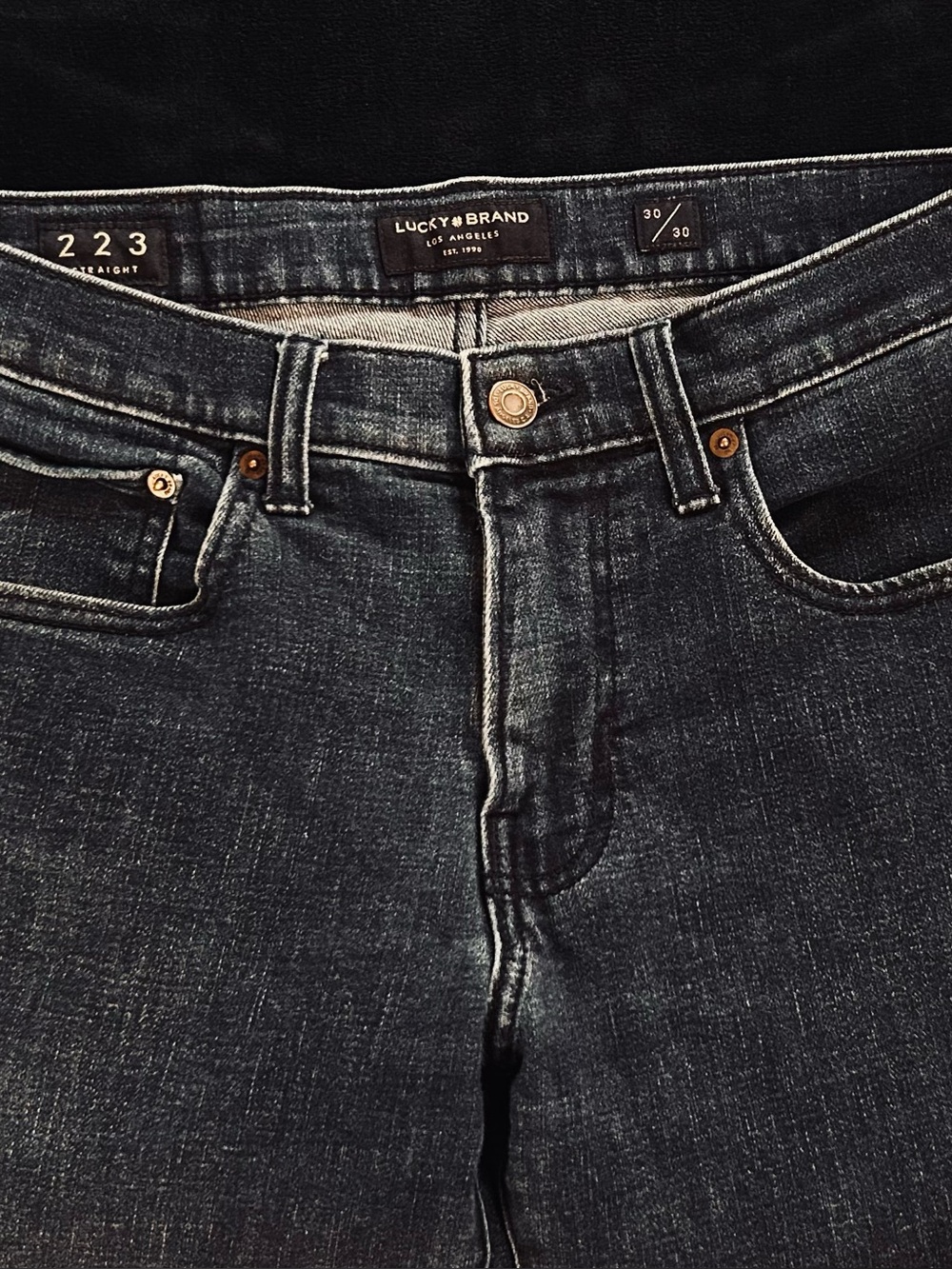 Lucky Brand Men’s 223 Dark Blue Straight Jeans. Size 30/30 in great condition.